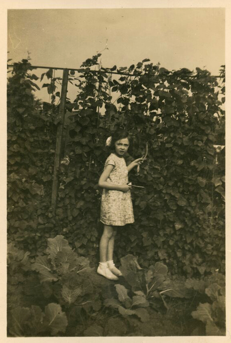 Dejn Garner: &Moja mama u Birmingemu, 1942 ili 1943. Moete da vidite da je uzgajala kupus i pasulj. Parcela je pripadala dedi, koji je otiao u rat u maju 1941, pa ju je baka preuzela.&/Jane Garner