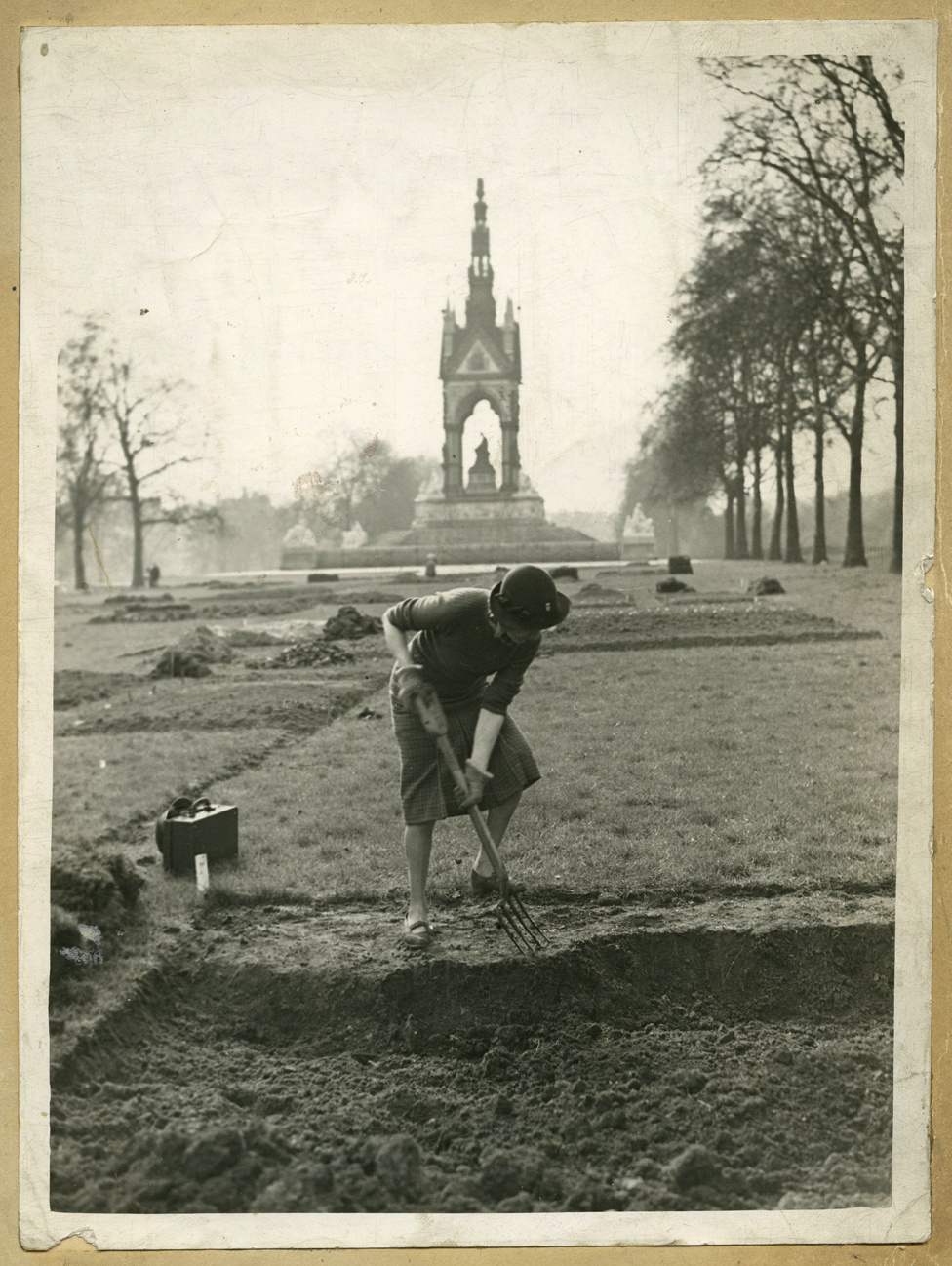 Dulija Makra: &Izabel Bi kopa parcelu, a u pozadini je Albert memorijal u bati Kensington u zapadnom Londonu. Izabel je dola sa mojom tetkom.&/Julia Makra