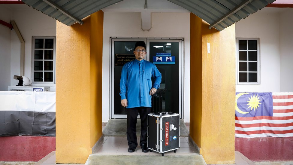 Doktor Mahjudin Ismail pozira sa svojim &anti-histerijskim& priborom ispred svoje ordinacije na Malezijskom univerzitetu u Pahangu./JOSHUA PAUL FOR THE BBC