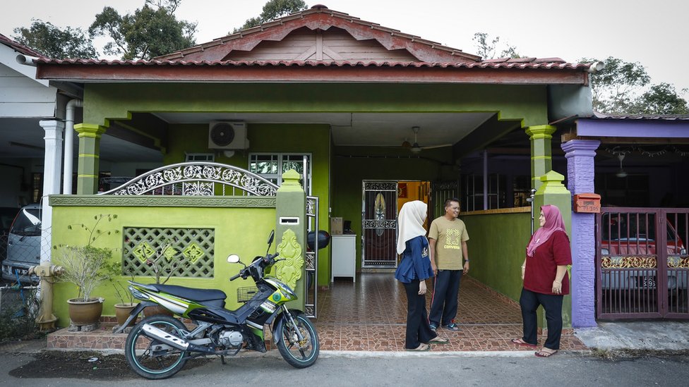 Sitina porodica u svom domu u Padang Lembeku/JOSHUA PAUL FOR THE BBC