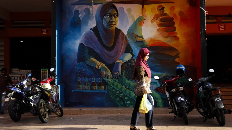 ena prolazi pored murala na centralnoj pijaci Siti Kadijah u Kota Baruu/JOSHUA PAUL FOR THE BBC