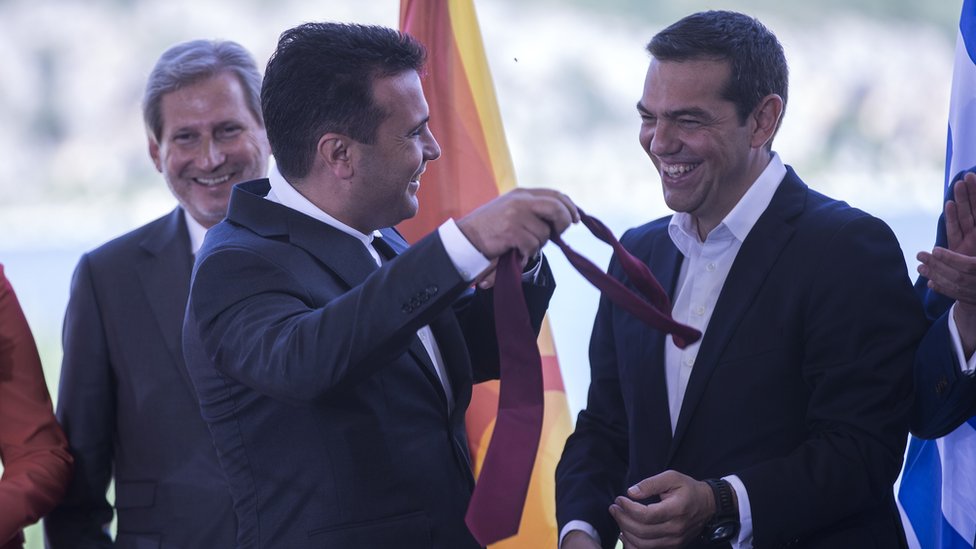 Pod budnim okom evropskog komesara Johanesa Hana, makedonski premijer Zaev skinuo je kravatu da bi zaliio na grkog kolegu Ciprasa prilikom potpisivanja sporazuma/Anadolu Agency