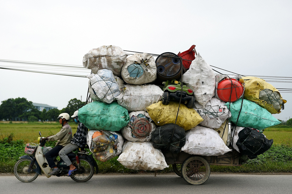 Skupljai otpada prevoze plastini otpad na reciklau u predgrae Hanoja u Vijetnamu/Nhac Nguyen/AFP