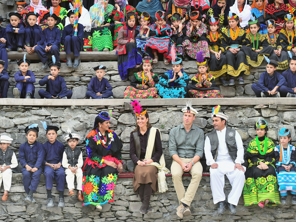 Vojvoda i vojvotkinja od Kembrida posetili su naselje naroda Kalaa u itralu, u Pakistanu, tokom kraljevske turneje./Samir Hussein/Pool/Reuters