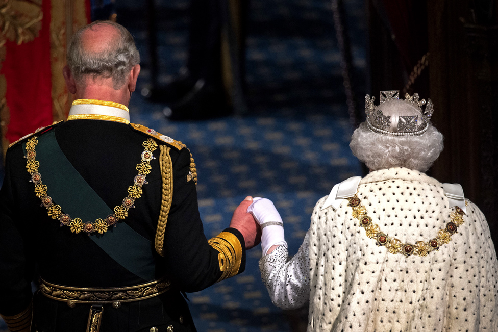 Kraljica Elizabeta i princ arls, princ od Velsa, prisustvuju otvaranju parlamenta u Vestminsterskoj palati u Londonu./Victoria Jones/WPA Pool/Getty