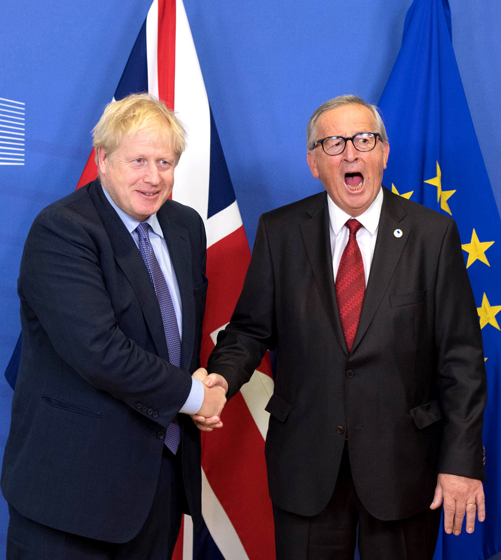 Britanski premijer Boris Donson i an-Klod Junker, predsednik Evropske komisije, rukuju se uoi samita Evropskog saveta u Briselu./Stefan Rousseau/PA