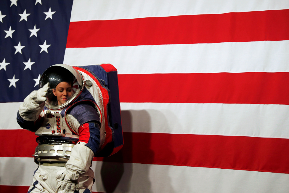 Inenjerka za svemirska odela Kristin Dejvis nosi svemirsko odelo tokom predstavljanja u seditu kompanije NASA u Vaingtonu. Odelo napravljeno za hodanje po mesecu, dizajnirano je tako da omogui veu pokretljivost i kako bi se u njega udobno uklopi