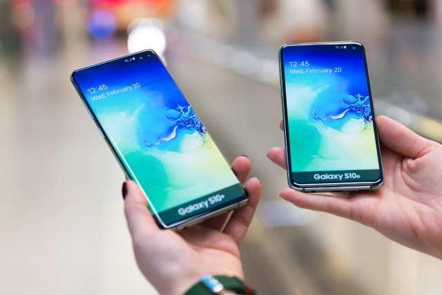 Samsung Galaxy S10e (desno) / Foto: Depositphotos / nemanjazotovic