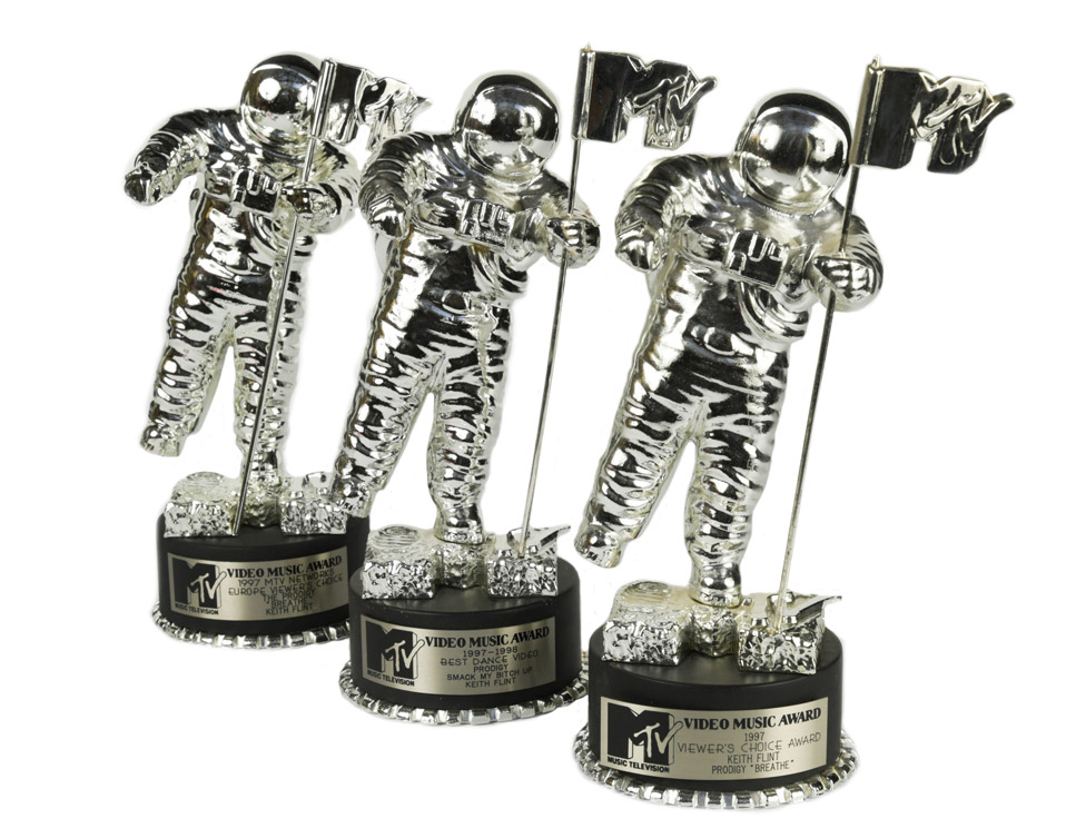 Flintove tri MTV nagrade iz 1997. su se ispostavile kao najskuplji predmeti na aukciji, u vrednosti od 16.000 funti/Cheffins/PA Media