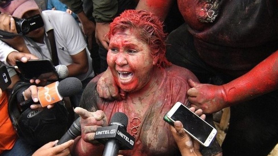 Patrisiji Arse su demonstranti ofarbali u crveno i isekli joj kosu/EPA