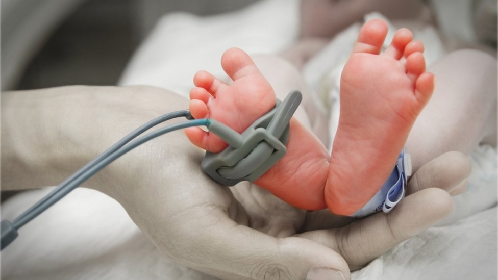 Deava se da majke prvi put uzmu u ruke svoju bebu nakon nekoliko meseci/Getty Images