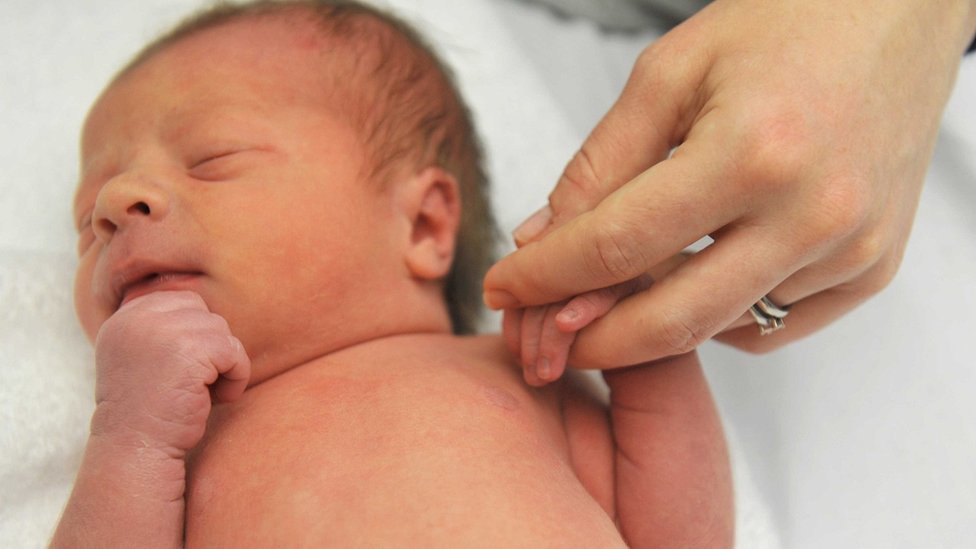 Novoroena beba u porodilitu/BBC