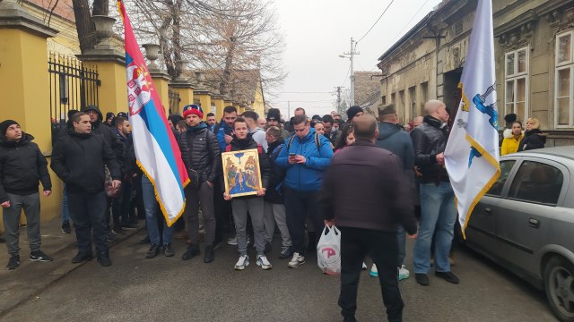 Okupljanje ispred hrama pred poetak litije, u sredini pobednik Stevan Stojiljkovi