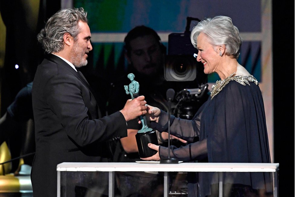 Hoakin Finiks dobio je nagradu za najboljeg glumca u filmu Doker. Nagradu mu je uruila Glen Klouz/Getty Images