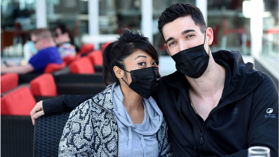 Mladi ljudi sa maskama/Getty Images