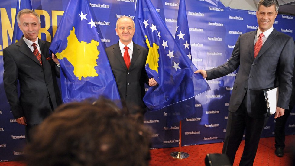 Haim Tai prezentuje novu zastavu Kosova (desno), zajedno sa predsednikom Kosova Fatmirom Sejdiuom (u sredini) i predsednikom Skuptine Kosova Jakupom Krasniijem (levo)/DANIEL MIHAILESCU/AFP via Getty Images