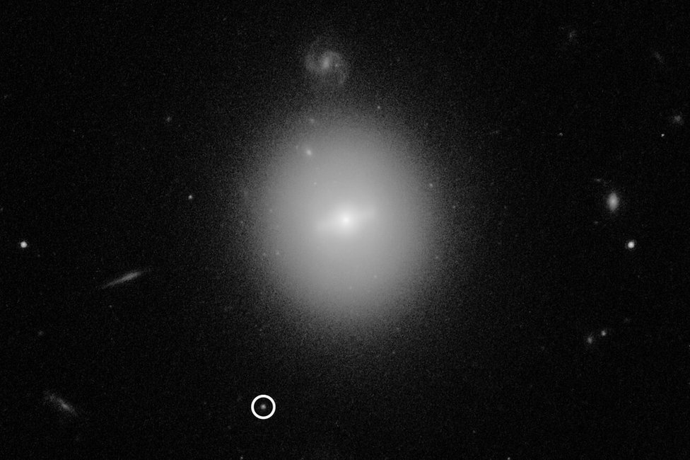 Crna rupa (okruena) lei na periferiji velike galaksije/NASA / ESA / D. LIN (UNH)