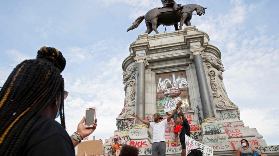 Guverner Virdinije naredio je uklanjanje statue generala Roberta Edvarda Lija zbog protesta protiv rasne nepravde/Getty Images