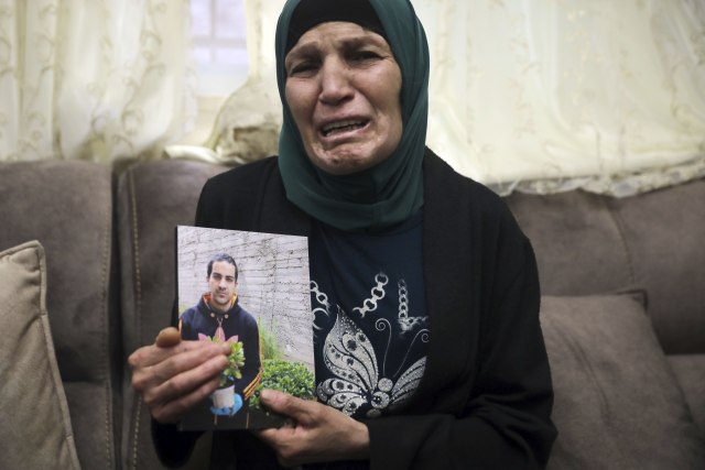 Majka dri sliku ubijenog mlaida: Tanjug/AP Photo/Mahmoud Illean