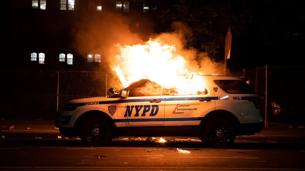Zapaljeni su policijski automobili u mnogim gradovima, ukljuujui i Njujork/Reuters