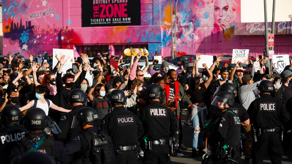 Demonstranti u Los Anelesu su se u subotu kokali sa policijom/EPA