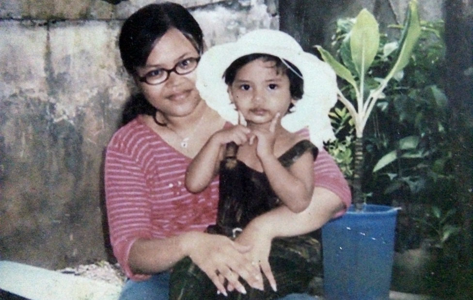 Sara i njena mama, Halila/Iwan Setiawan