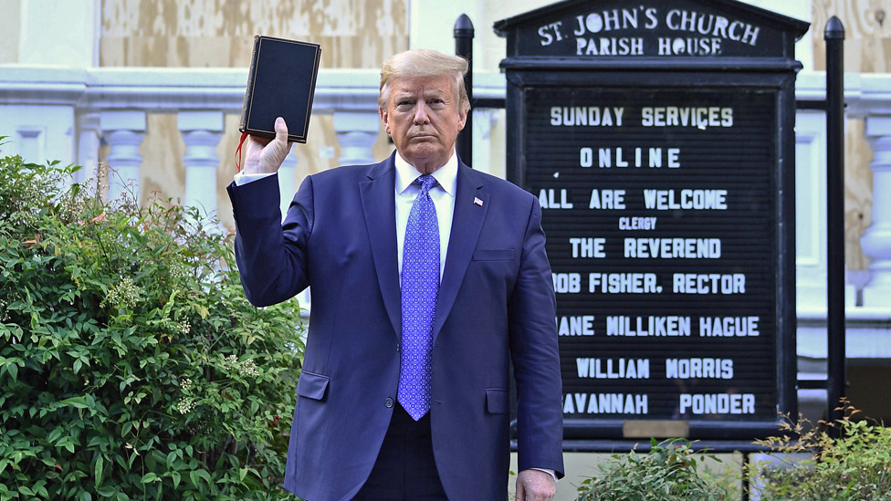 Predsednik Tramp pozira sa Biblijom ispred Crkve svetog Dona/AFP