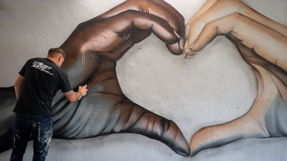 Fotografija Nejtana Murdoka na kojoj crta mural postala je popularna na drutvenim mreama/PA Media