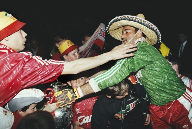 Legendarni golman Brus Grobelar proslavlja titulu sa navijaima  Getty Images/Staff