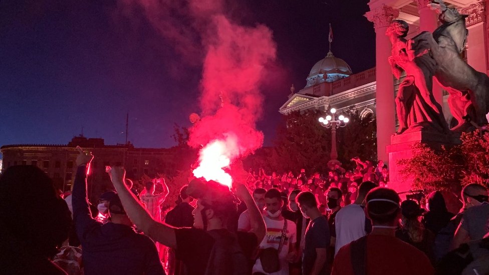 Napeta atmosfera ispred Skuptine Srbije/BBC