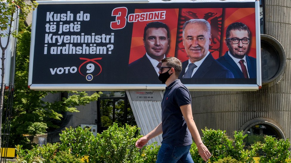 Na izbornom plakatu DUI predstavljeni su premijerski kandidati - Zoran Zaev (levo), Naser Ziberi (u sredini), Hristijan Mickoski (desno)/ROBERT ATANASOVSKI/AFP via Getty Images