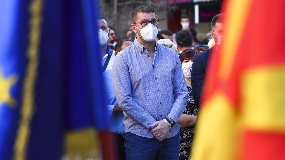 Hristijan Mickoski, lider VMRO-DPMNE, u kampanji je esto nosio masku i rukavice/EPA/GEORGI LICOVSKI