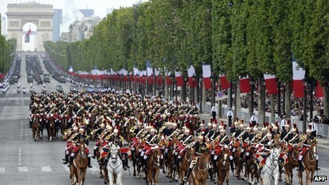 Ove godine nee biti tradicionalne vojne parade Jelisejskim poljima/AFP