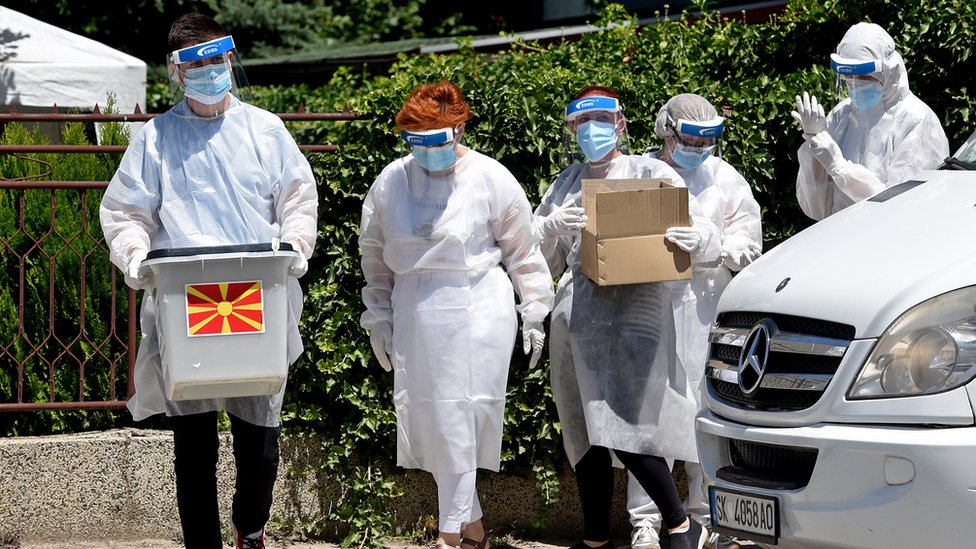 Biraki odbori irom Severne Makedonije obili su stotine biraa koji su izolovani zbog virusa korona/EPA/NAKE BATEV