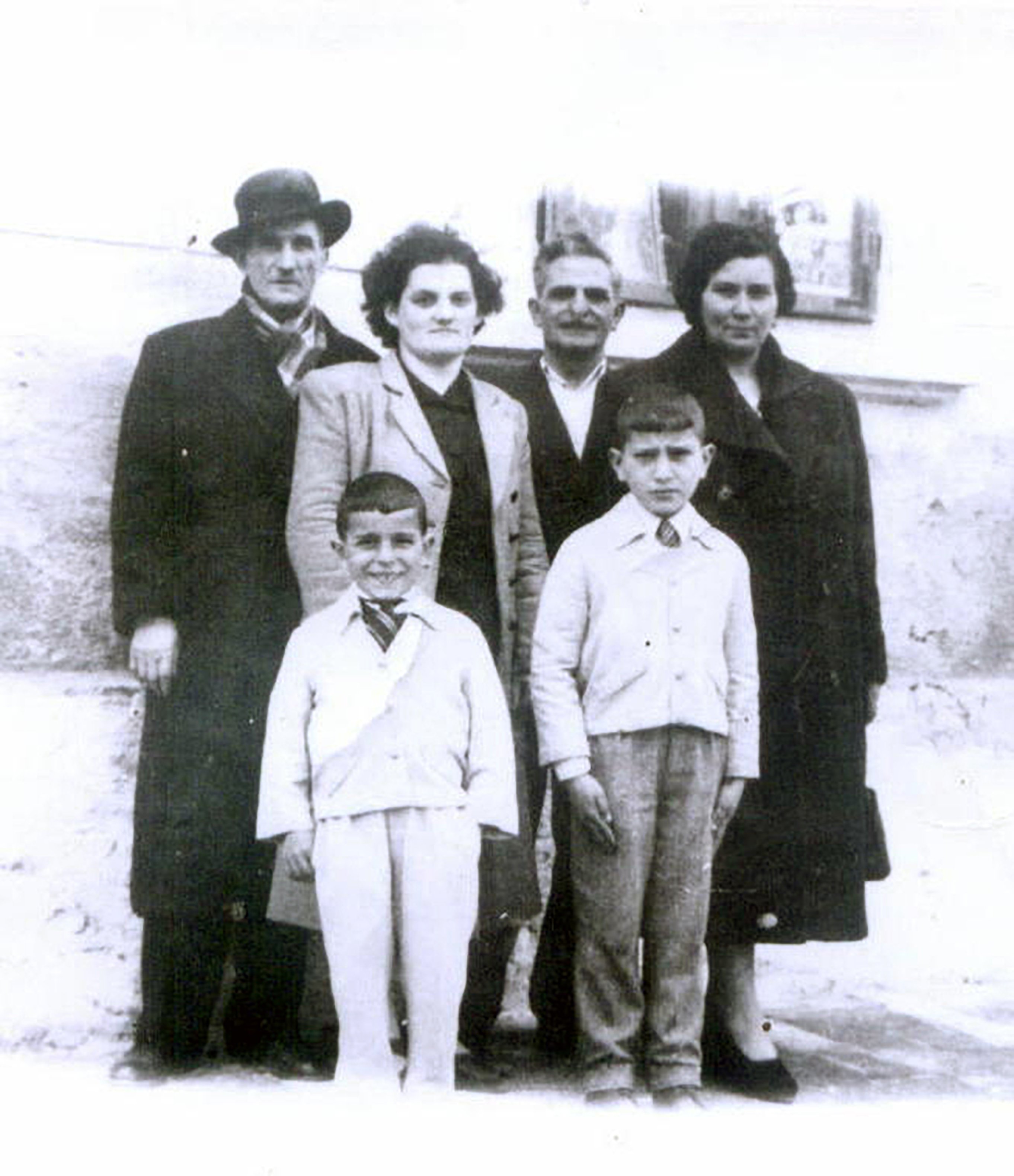 Poliksenija, Janis i sinovi sa prijateljima Grcima u Magliu, 1960. godine/Privatna arhiva Orfeasa Skutelisa