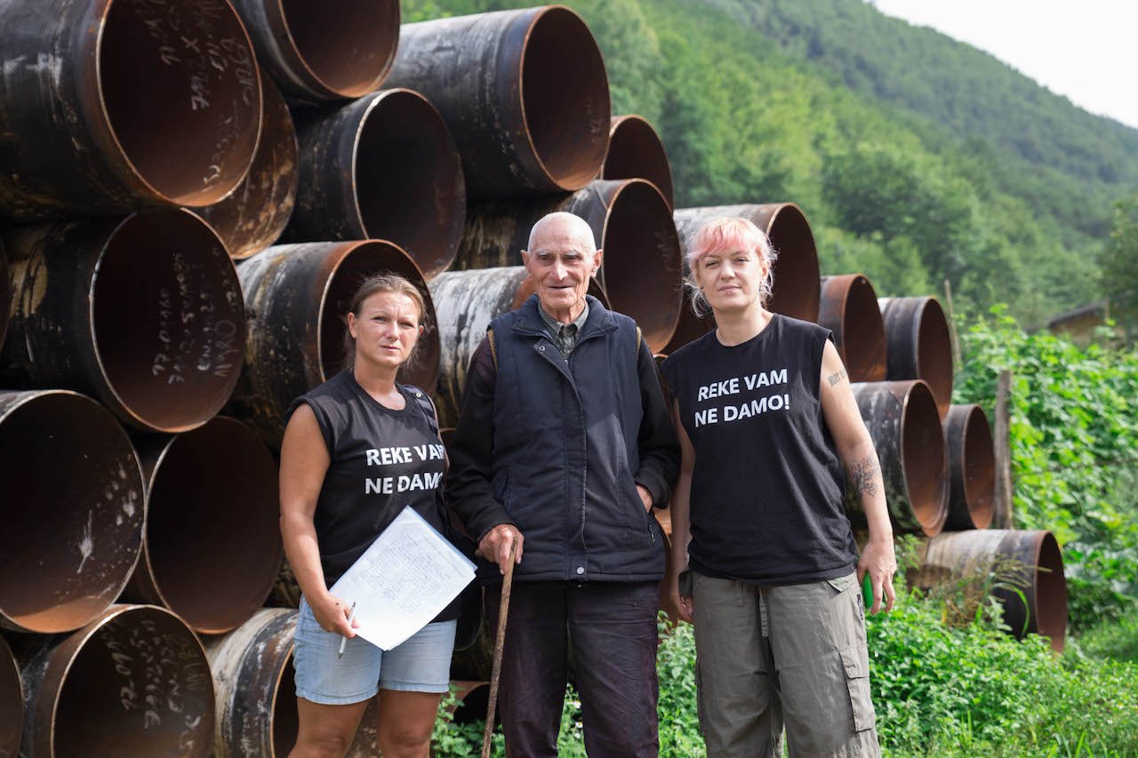 Nensila Radojkovi (desno) i aktivistkinja Duica Jovanovi su 2018. u Rakiti skupljale potpise metana za peticiju Unesku za zatitu Stare planine kao svetske batine/BBC/Lazara Marinkovi