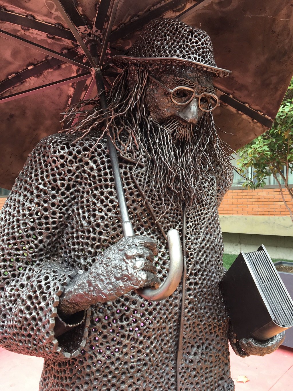 Statua Rae Popova, autora Borisa Deheljana, napravljena je u celosti od rafova./BBC