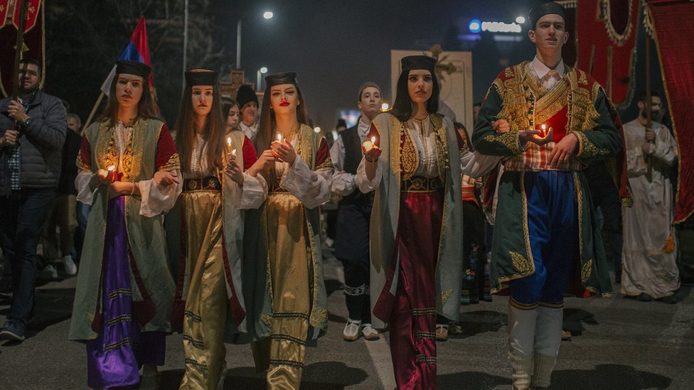Mladi obueni u tradicionalne nonje tokom litije u Podgorici/BBC