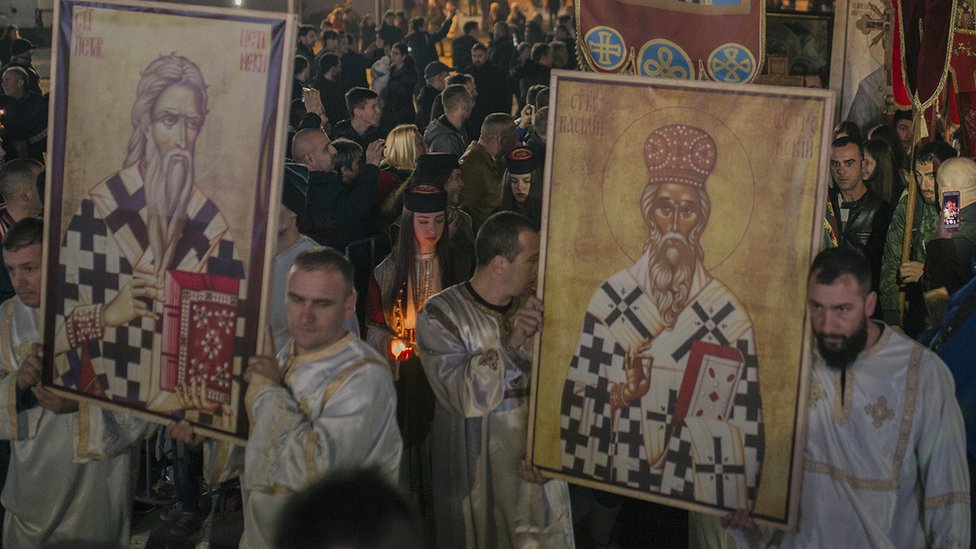 U litijama uestvuju i brojna svetena lica Srpske pravoslavne crkve, na slici nose ikonu Svetog Vasilija Ostrokog/BBC