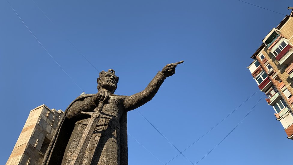 Na koga e na izborima pokazati graani Severne Mitrovice - spomenik knezu Lazaru nalazi se u centru ovog grada/BBC