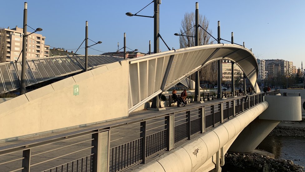 Glavni most u Kosovskoj Mitrovici nije otvoren za saobraaj, ali je komunikacija dva dela grada sasvim normalna preko mosta koji se nalazi stotinak metara dalje/BBC