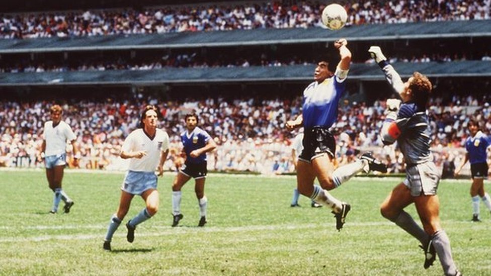 Maradona postie uveni gol rukom - kada su ga posle mea pitali ta se desilo, odgovorio je: &Boija ruka&./Getty Images