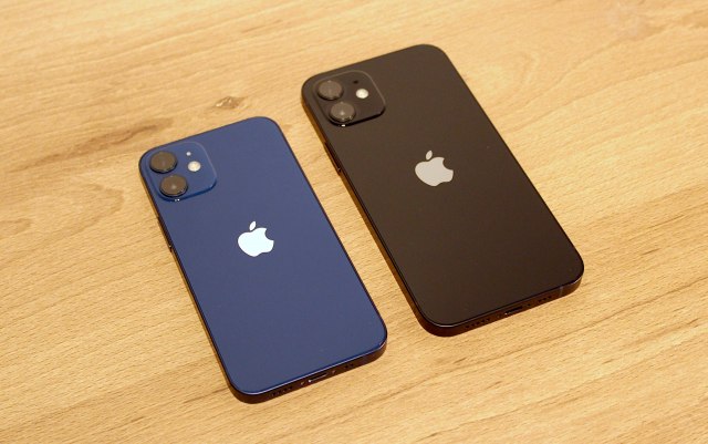 iPhone 12 mini (levo), iPhone 12 (desno) / Foto: Ivan Jeli (B92)