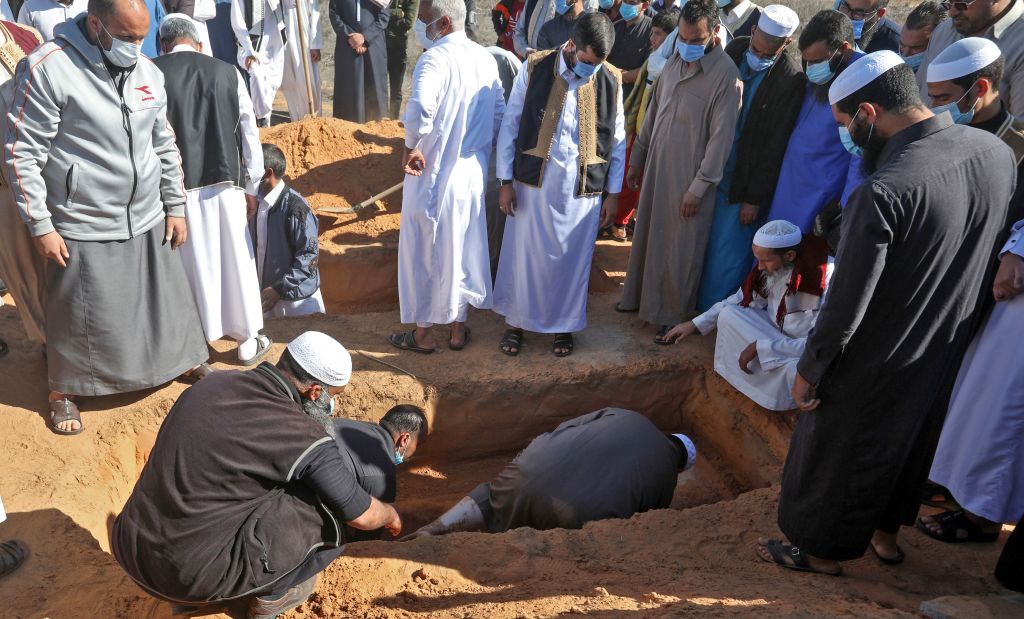 Jedno od ekshumiranih tela dobija pravu sahranu 13. novembra 2020. godine/AFP