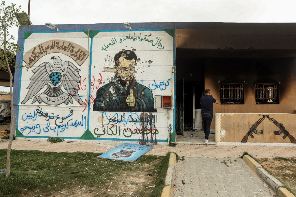 Unakaeni mural sa Mohsenom, &ministrom odbrane&, u pritvornom centru brae Kani/AFP