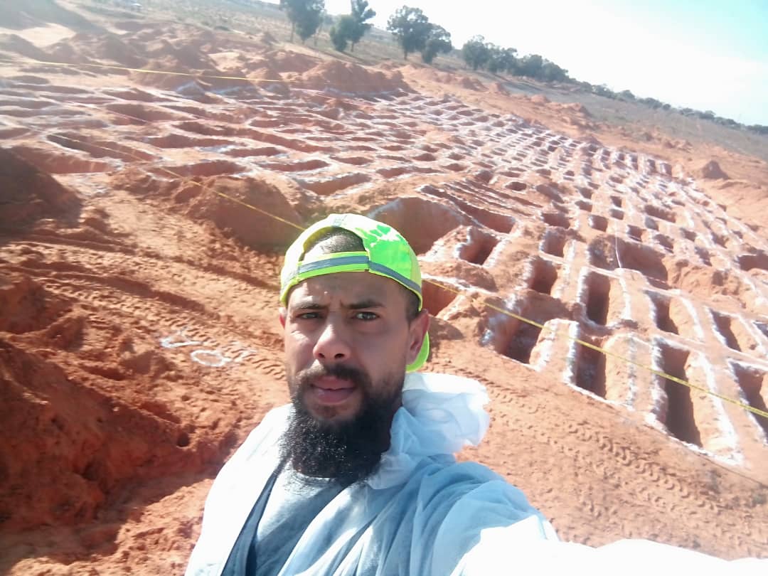 Vadah al-Ki pored nekih grobova koje je pomogao da se iskopaju/BBC