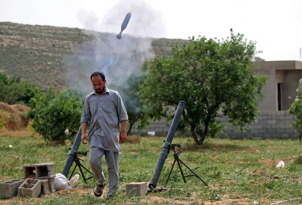 Snage lojalne GNA-u ispaljuju granate na Tarhunu u aprilu 2020. godine/AFP