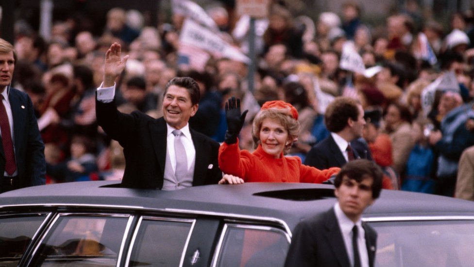 Ronald i Nensi Regan mau posetiocima inauguracijske proslave/Getty Images