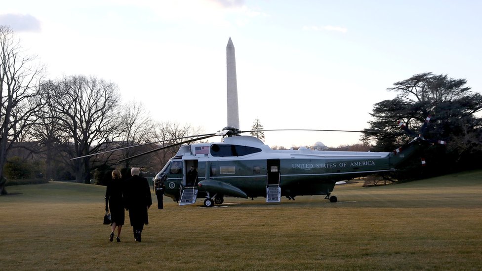 Trenutak u kojem Donald i Melanija Tramp odlaze iz Bele kue./Leah Mills / Reuters
