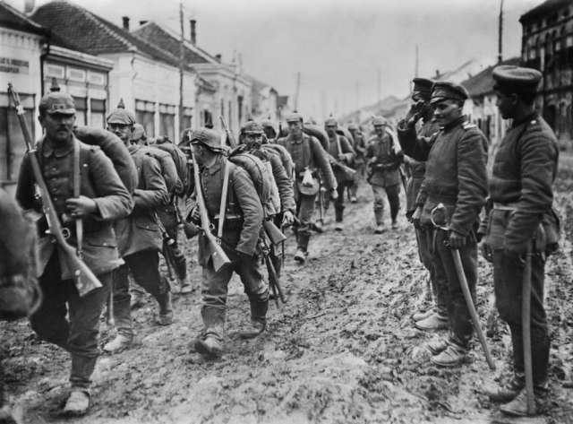 Nemaki vojnici mariraju kroz Parai, 1915. godina/Everett Collection/Shutterstock